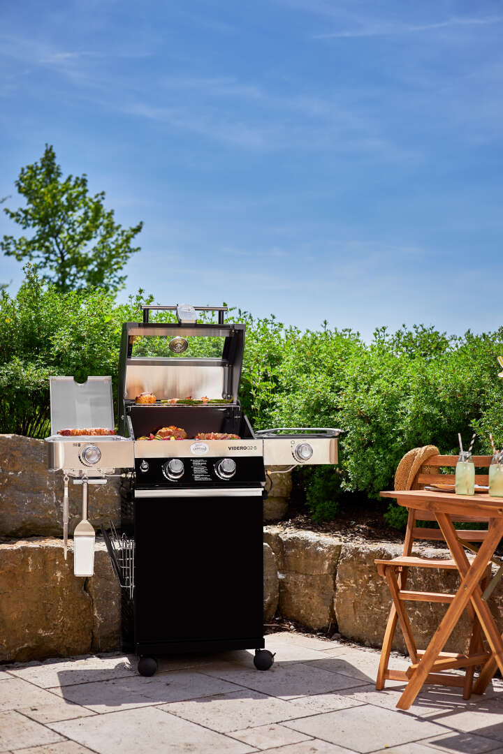 RÖSLE Gasgrill BBQ-Station „Videro G2-S Vario+“ inkl. Wetterschutzhaube und Grillplatte